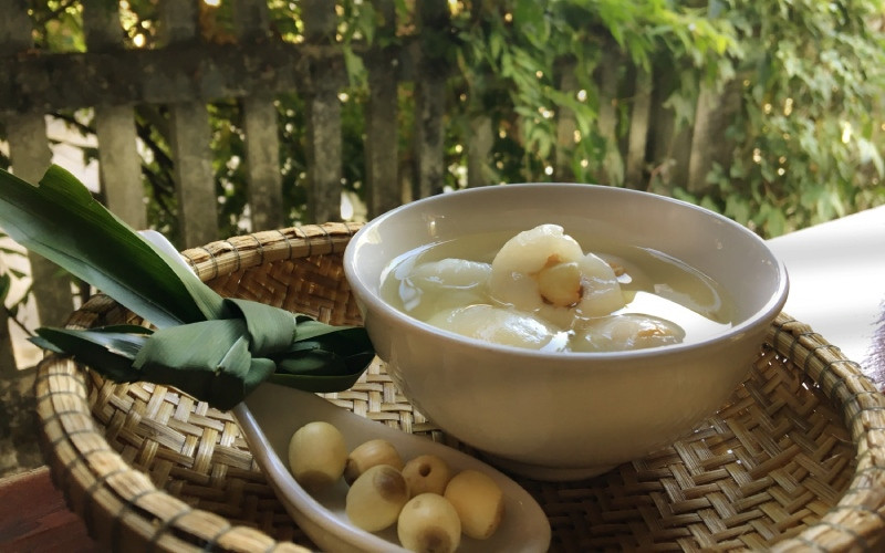 alt: Bát chè vải hạt sen thêm đá bào giải nhiệt mùa hè