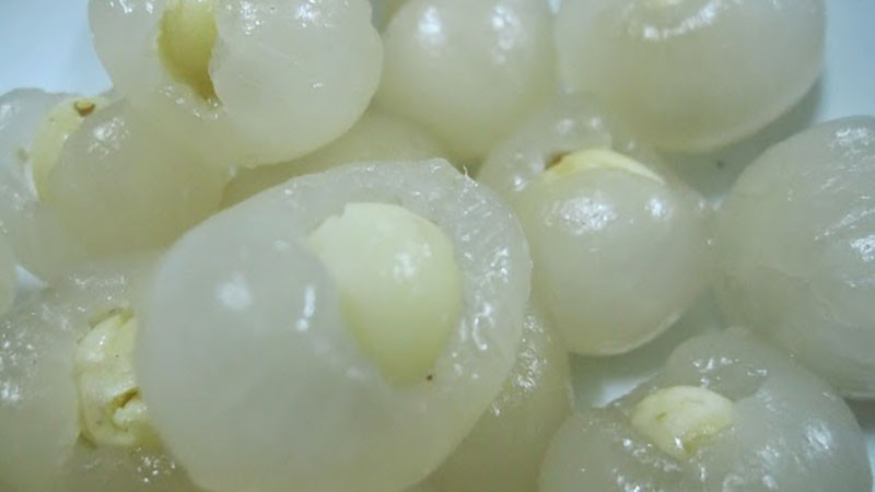 alt: Nhồi hạt sen vào trong quả vải thiều