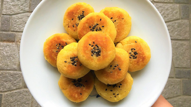 alt text: Bánh khoai lang nhân táo chiên giòn, thơm ngon hấp dẫn.