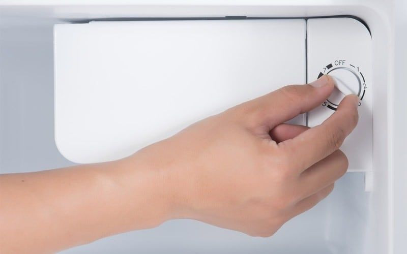 alt text: Hộp kem cherry được bảo quản trong tủ lạnh, bọc kín bằng màng bọc thực phẩm