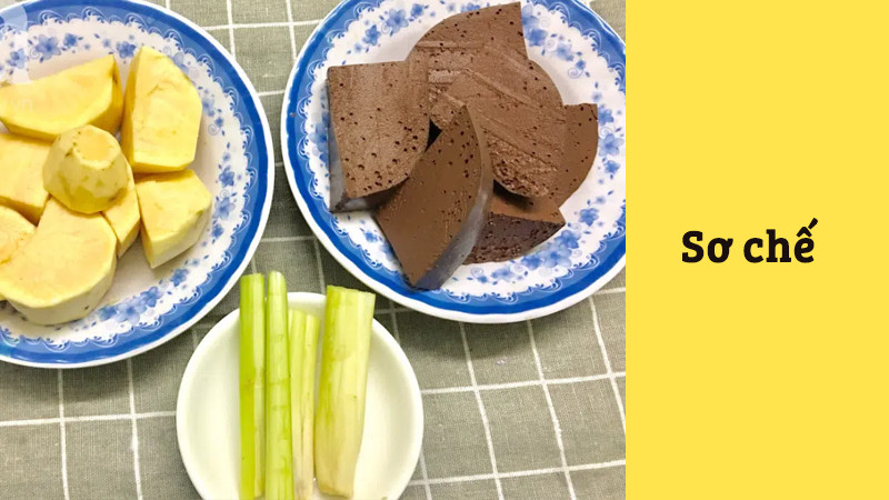 alt text: Huyết vịt và khoai lang đã sơ chế sẵn sàng cho món cà ri vịt