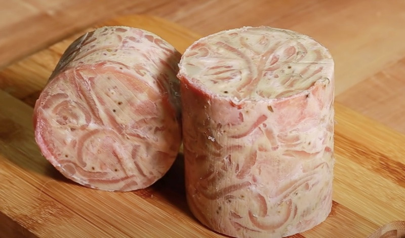 alt text: Jambon thịt nguội cắt lát sẵn sàng thưởng thức