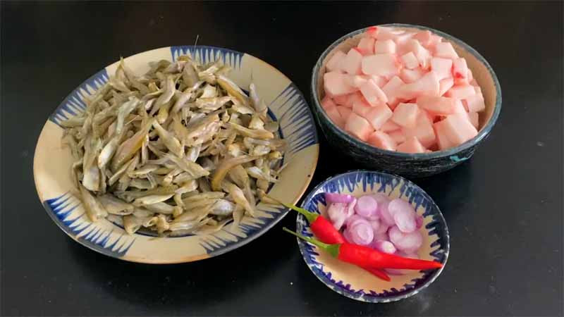 alt text: Nguyên liệu làm cá lòng tong kho tóp mỡ