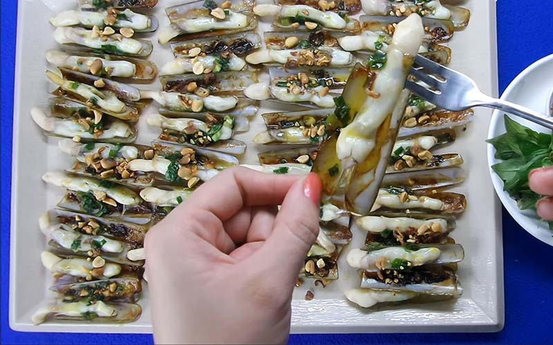 alt text: Ốc móng tay nướng bơ hành thơm ngon