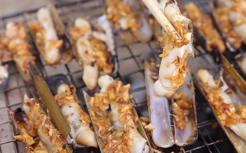 alt text: Ốc móng tay nướng sa tế cay nồng