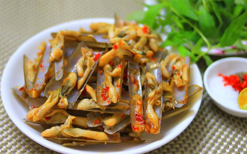 alt text: Ốc móng tay nướng sa tế
