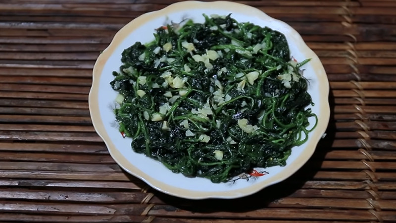 alt text: Rau tầm bóp xào tỏi thành phẩm