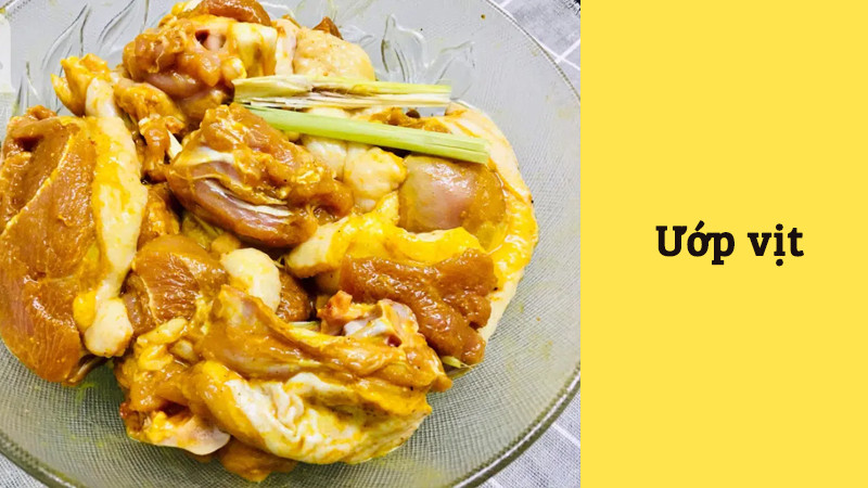 alt text: Sơ chế thịt vịt và các nguyên liệu khác cho món cà ri vịt