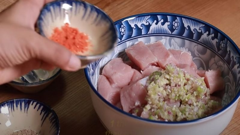 alt text: Thịt thăn cắt nhỏ ướp gia vị làm jambon