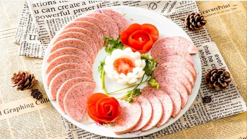 alt text: Thưởng thức jambon thịt nguội cùng dưa chua