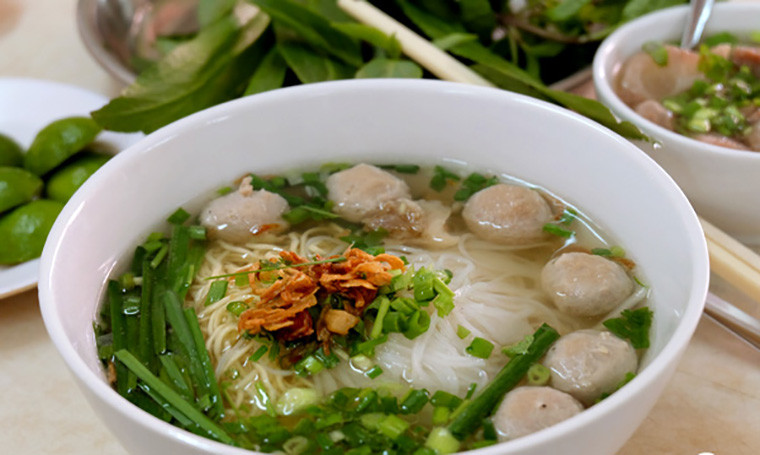 alt text: Tô hủ tiếu bò viên thơm ngon hấp dẫn
