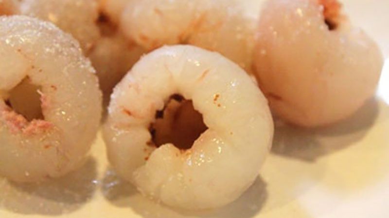 alt: Vải thiều tươi đã bóc vỏ và bỏ hạt