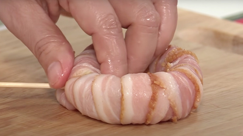 Bacon cuộn hành tây phô mai đã được xiên que