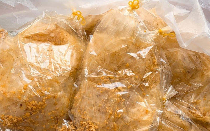 Bảo quản bánh tráng tỏi phi trong hộp kín
