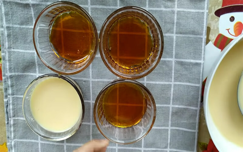 Đổ hỗn hợp trứng sữa vào khuôn