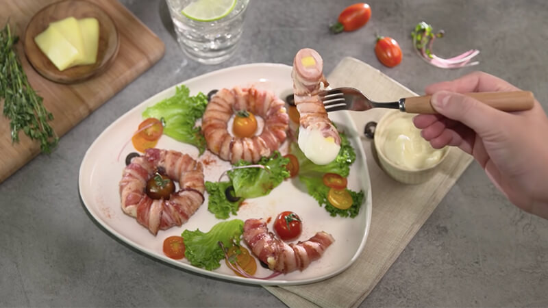 Món bacon cuộn hành tây phô mai đã hoàn thành
