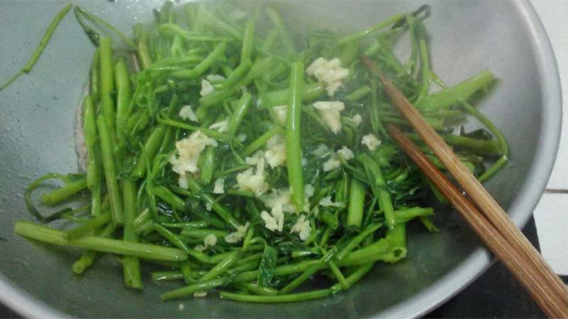 Rau muống xào thịt bò gần chín