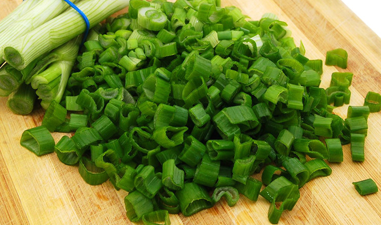 Sơ chế hành lá cho món trứng chiên miến