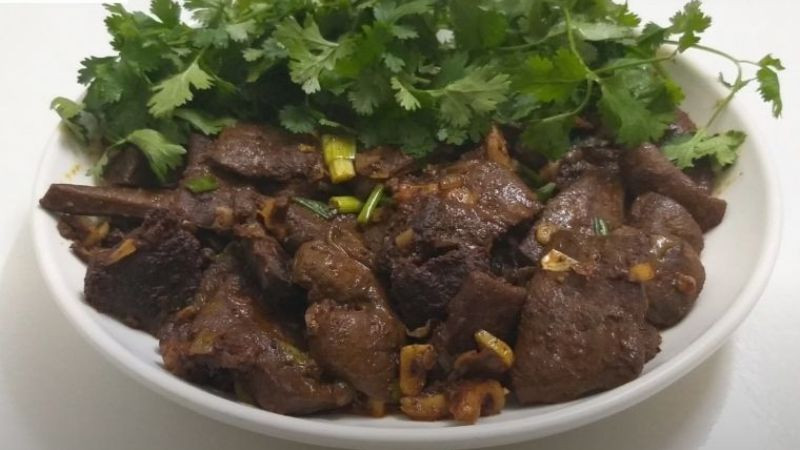 Thưởng thức gan bò xào tỏi