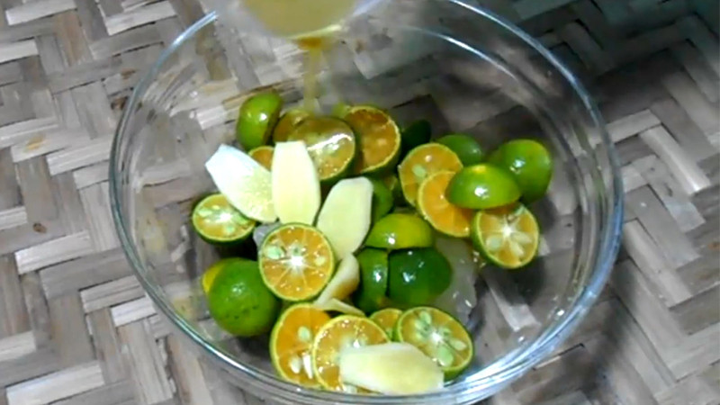 Trộn đều nguyên liệu tắc chưng mật ong gừng