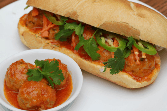 Bánh mì Xíu Mại món đặc biệt phố ẩm thực Sài Gòn Cô Giang
