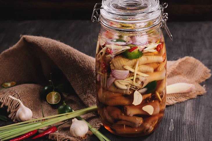 Bảo quản chân gà ngâm sả tắc trong hủ và cho vào ngăn mát tủ lạnh