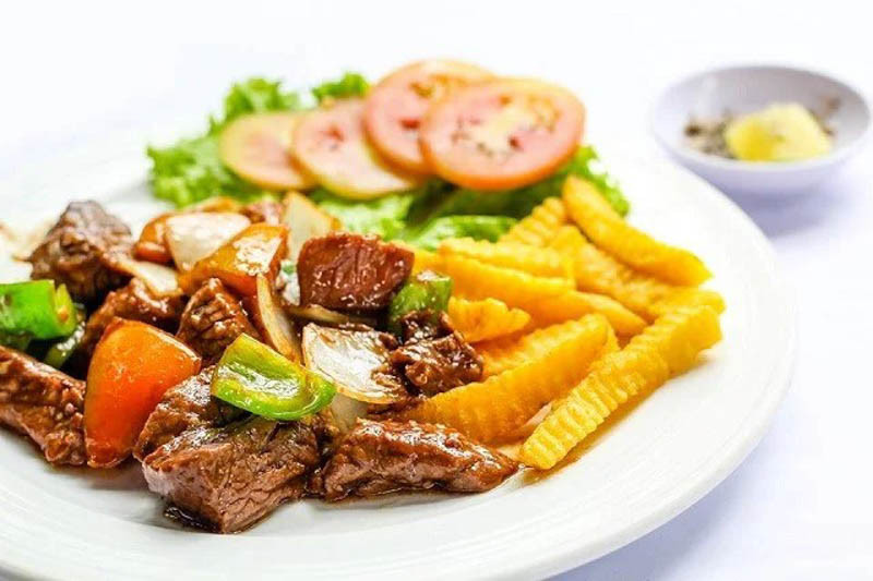 Bò lúc lắc khoai tây chiên hấp dẫn