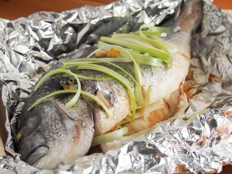Cá đang nướng trong lò