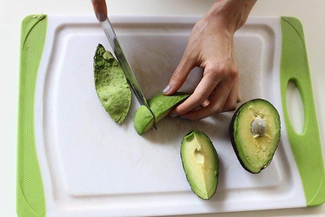 Cắt bơ để dễ xay hơn