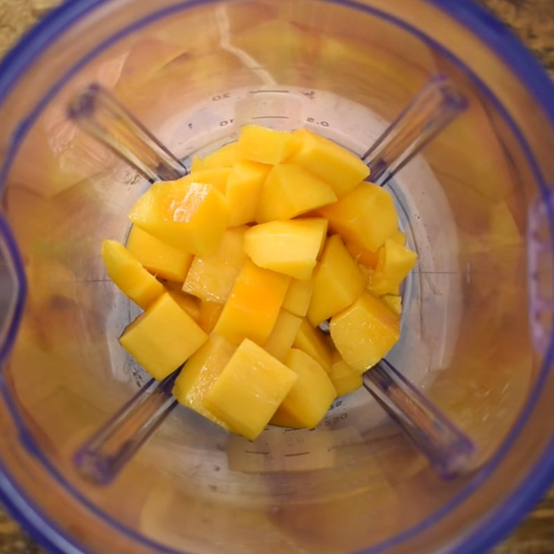 Cắt xoài nhỏ để xay dễ hơn