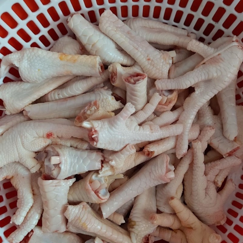Chân gà chặt làm đôi