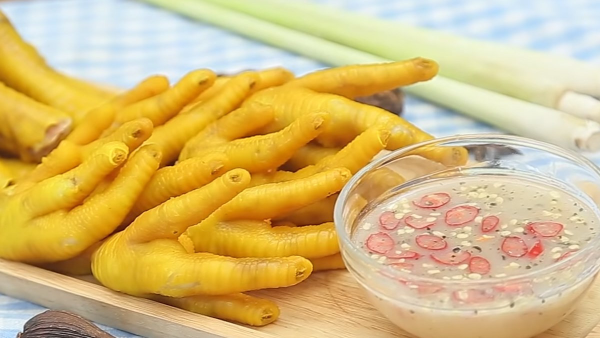 Chân gà luộc trong các món ăn như bánh bao, mì xào, nước