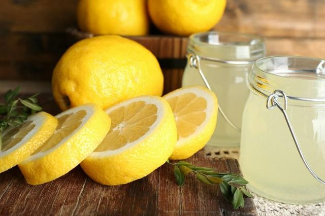 Chanh và giấm giúp làm sạch cặn vôi