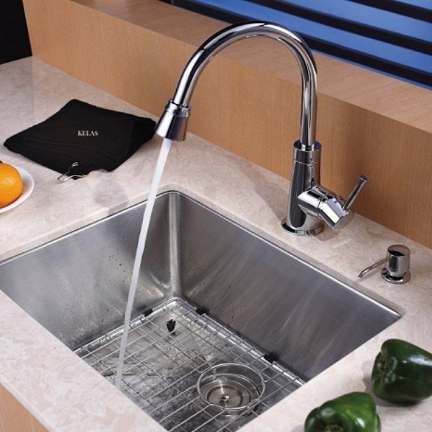 Chi tiết cháu rửa bát âm bàn