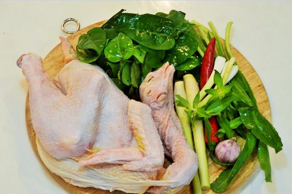 Chọn thịt gà tươi ngon để nấu lẩu