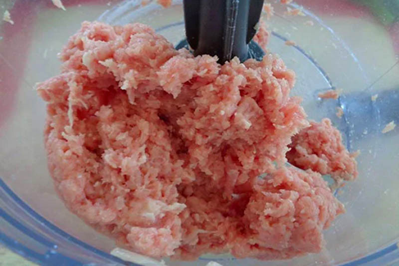 Chuẩn bị nguyên liệu làm chả lụa