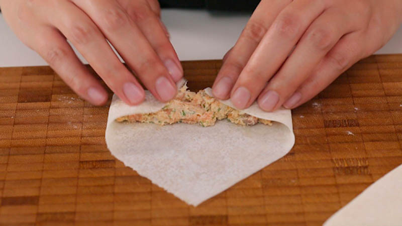 Cuốn chả giò heo đầy tay