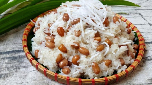 Do giàu giá trị dinh dưỡng nên xôi lạc thường được nấu để ăn sáng