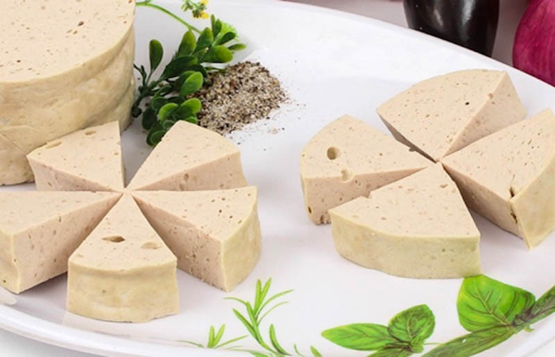 Gói chả lụa bằng lá chuối