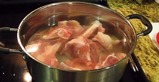 Hầm xương trước khi lấy nước dùng để nấu nước lèo