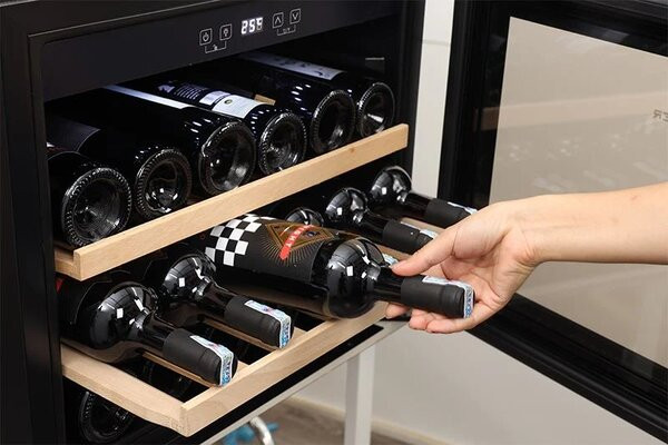 Hướng dẫn cách vệ sinh và bảo quản tủ rượu