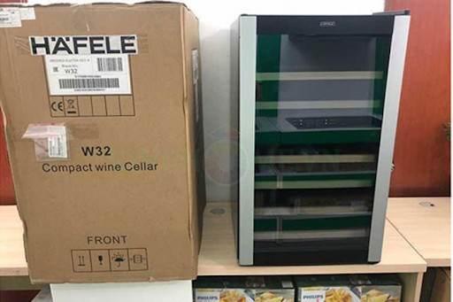 Khay gỗ sồi trong tủ rượu Hafele