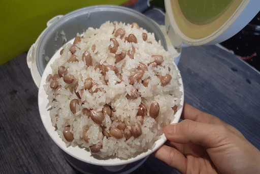 Khi nấu xôi, cứ 10 phút mở nắp nồi để lau khô hơi nước bên trong nồi.