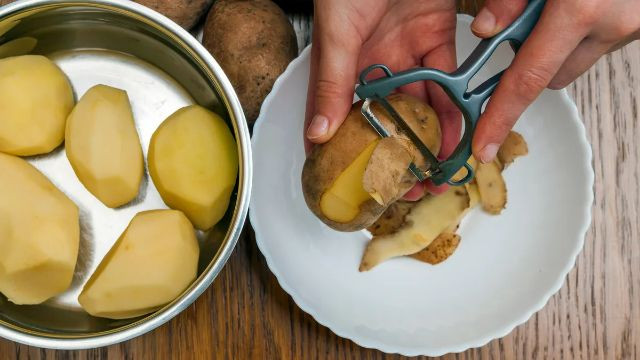 Khoai tây giúp làm sạch cặn vôi