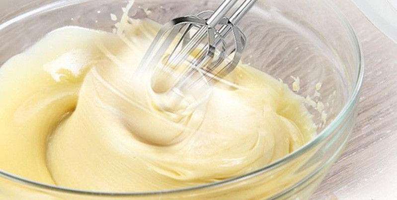 Khuấy tan bột để vỏ bánh hoàn thiện hơn