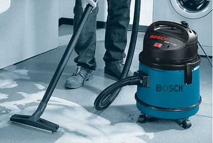 Máy hút bụi Bosch với bánh xe linh hoạt