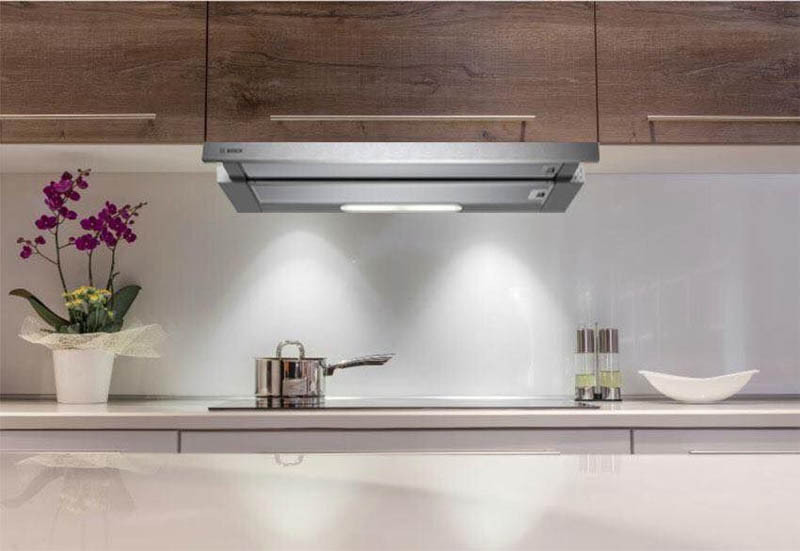 Máy hút mùi Bosch DHI623GSG trong không gian bếp hiện đại