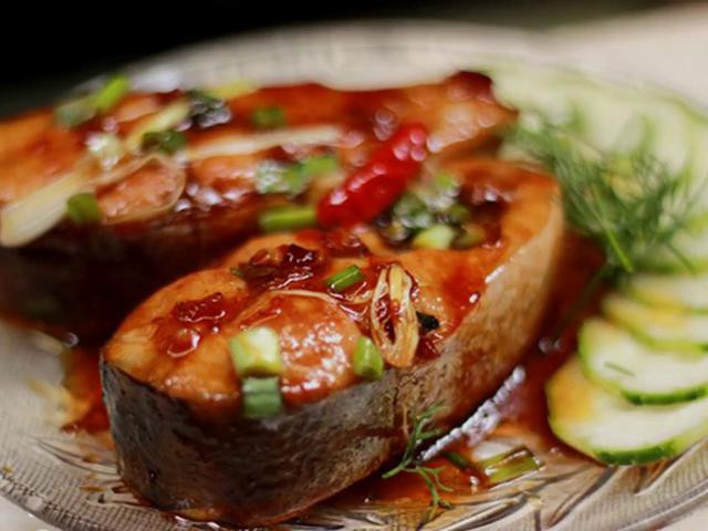 Món cá kho hoàn thành với màu sắc hấp dẫn