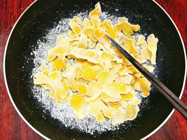 Nấu mứt gừng trên lửa nhỏ