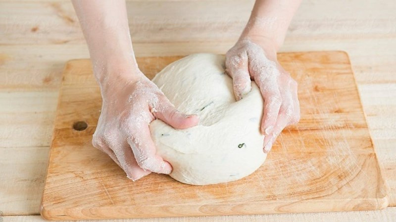 Nhào bột đến khi có độ đàn hồi tốt